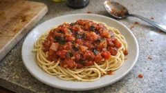 15 dakikada Napoliten soslu makarna: domatesli sosla tam kıvamında